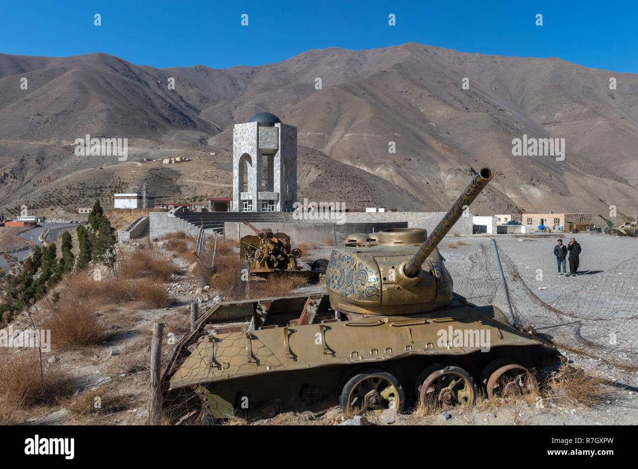 Serbatoio sovietico decorato da un artista vicino il comandante Massoud's Memorial, Panjshir Valley, Panjshir Provincia, Afghanistan Foto Stock