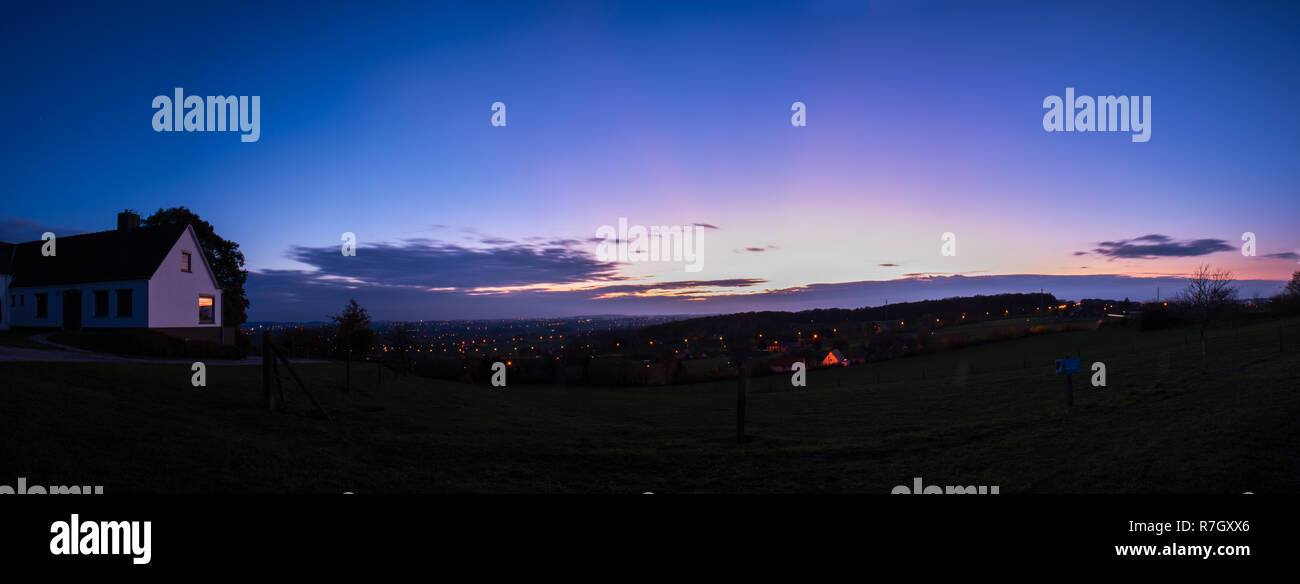 Incredibile alo dopo il tramonto la natura può essere così splendidamente Foto Stock