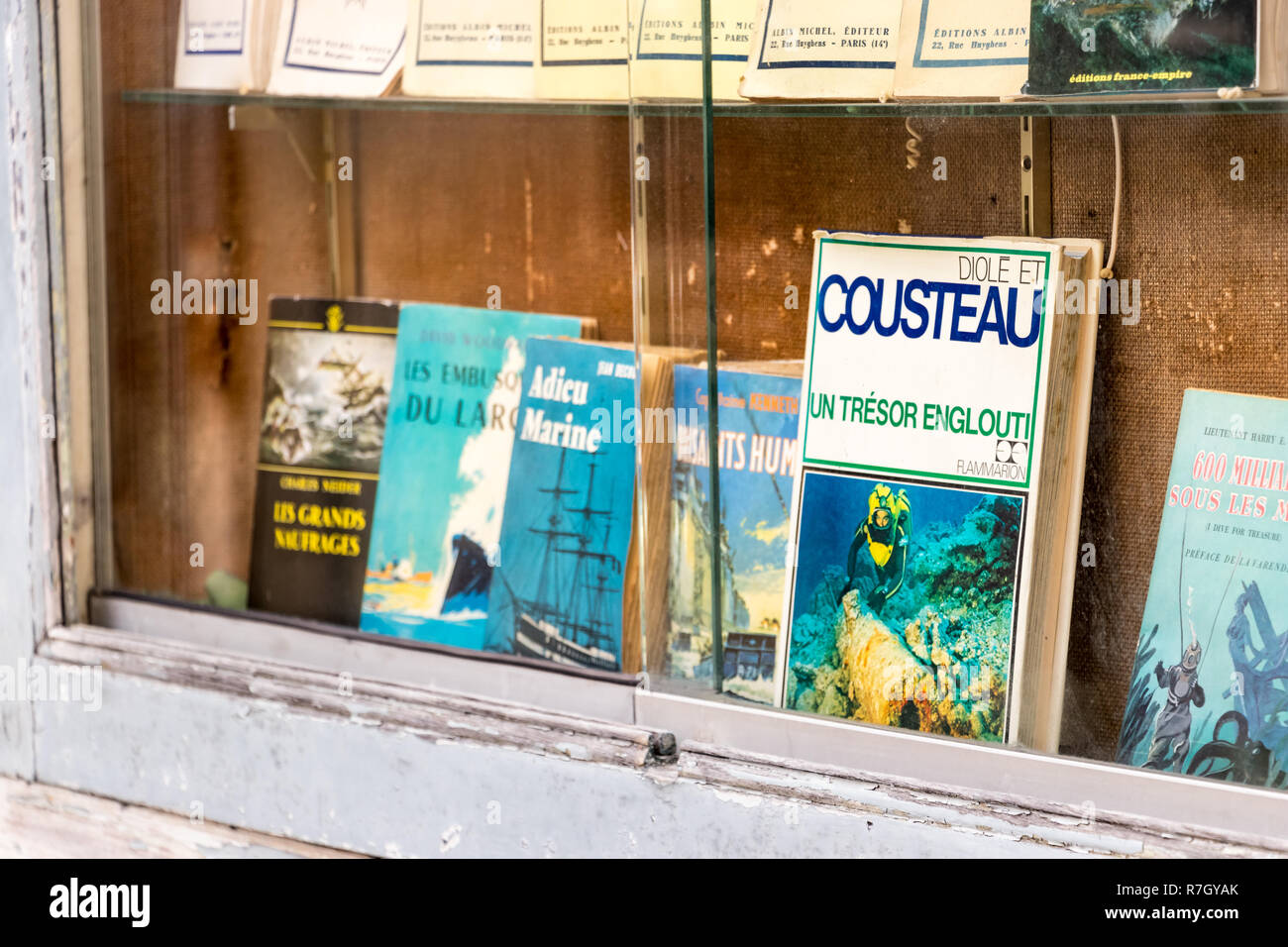 Saint-malo, Francia - Luglio 16th, 2018: un Jacques Cousteau vecchio libro presso la biblioteca tradizionale Septentrion in corrispondenza di un angolo della vecchia città di Saint-malo, Foto Stock