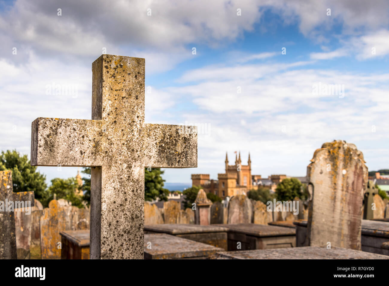 St Peter Port Guernsey - Luglio 17th, 2018: una croce di pietra e di tombe presso il Cimitero di Candie in St Peter Port Guernsey. Foto Stock