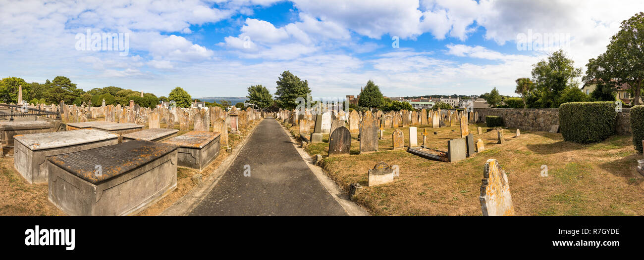 St Peter Port Guernsey - Luglio 17th, 2018: vista panoramica della pietra tombe presso il Cimitero di Candie in St Peter Port Guernsey. Foto Stock