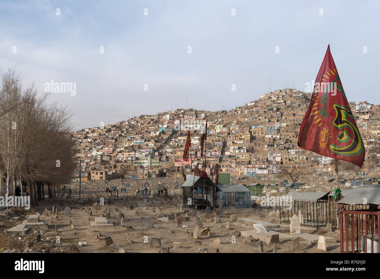 Cimitero vicino santuario Sakhi, Kabul, provincia di Kabul, Afghanistan Foto Stock