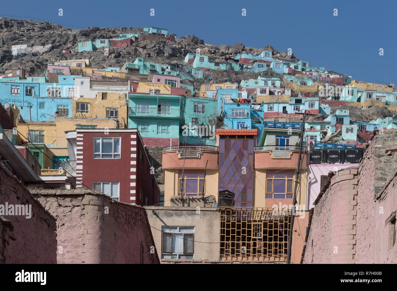 Dipinta di fresco colorate case di collina, Kabul, provincia di Kabul, Afghanistan Foto Stock