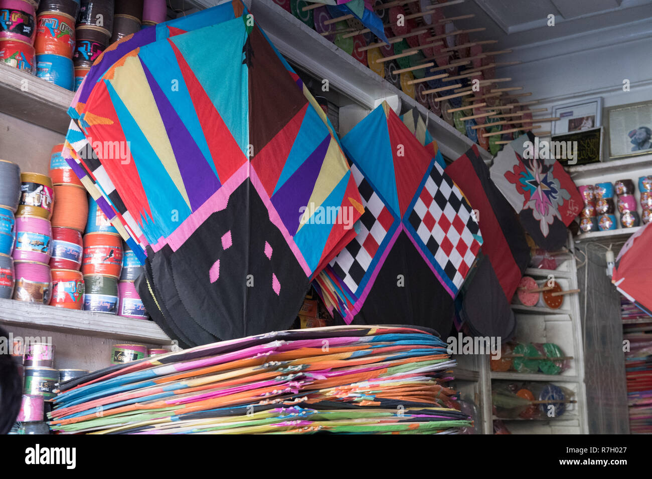 All'interno di Kite Shop in Shor Bazar Road, Kabul, provincia di Kabul, Afghanistan Foto Stock