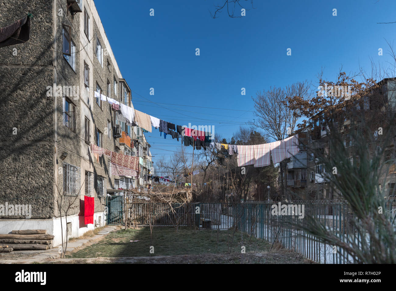 Stile comunista calcestruzzo blocchi di appartamenti costruito durante l'occupazione sovietica, Kabul, provincia di Kabul, Afghanistan Foto Stock