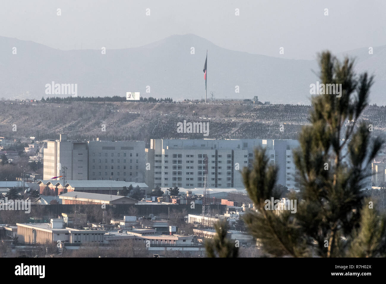 Fortificato ambasciata statunitense composto con Bibi Mahro Hill in background, Kabul, provincia di Kabul, Afghanistan Foto Stock