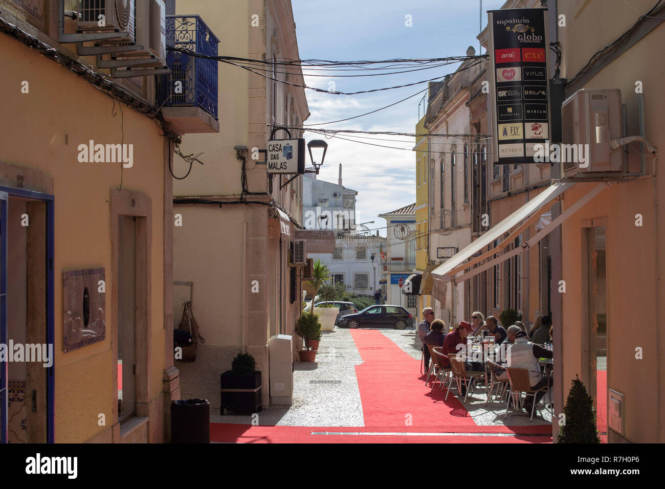 Loulé, Portogallo, UNA piccola strada laterale a Loulé con la gente che cena fuori, gustando un bicchiere di vino o una tazza di caffè. Foto Stock