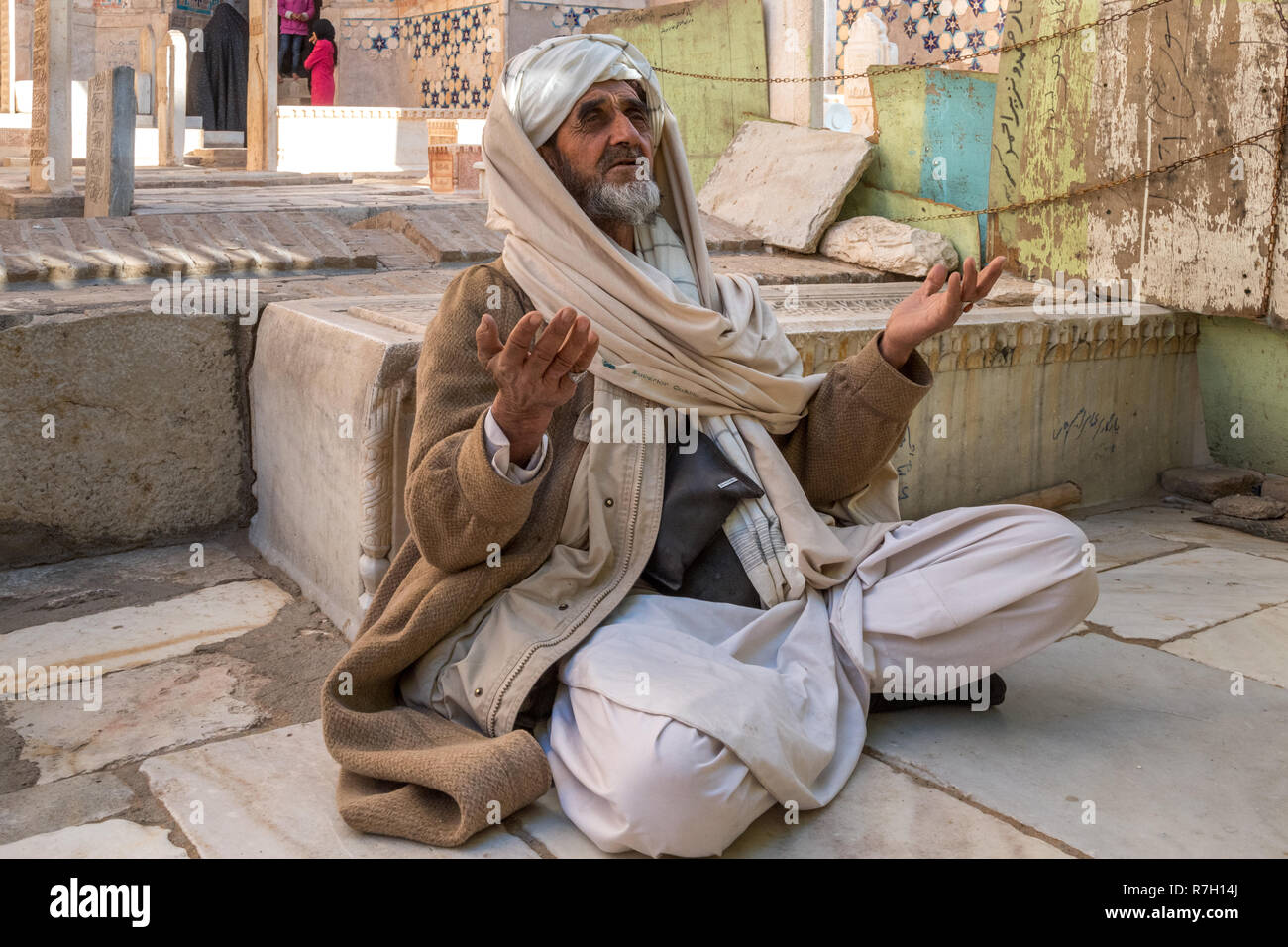 Pellegrino a pregare nel Santuario di Khwaja Abdullah Ansari, Herat, provincia di Herat, Afghanistan Foto Stock