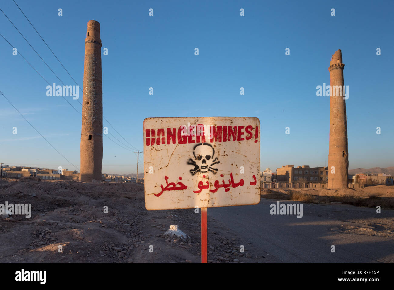 Avvertenza Le mine segno, Musalla complessa al tramonto, Herat, provincia di Herat, Afghanistan Foto Stock