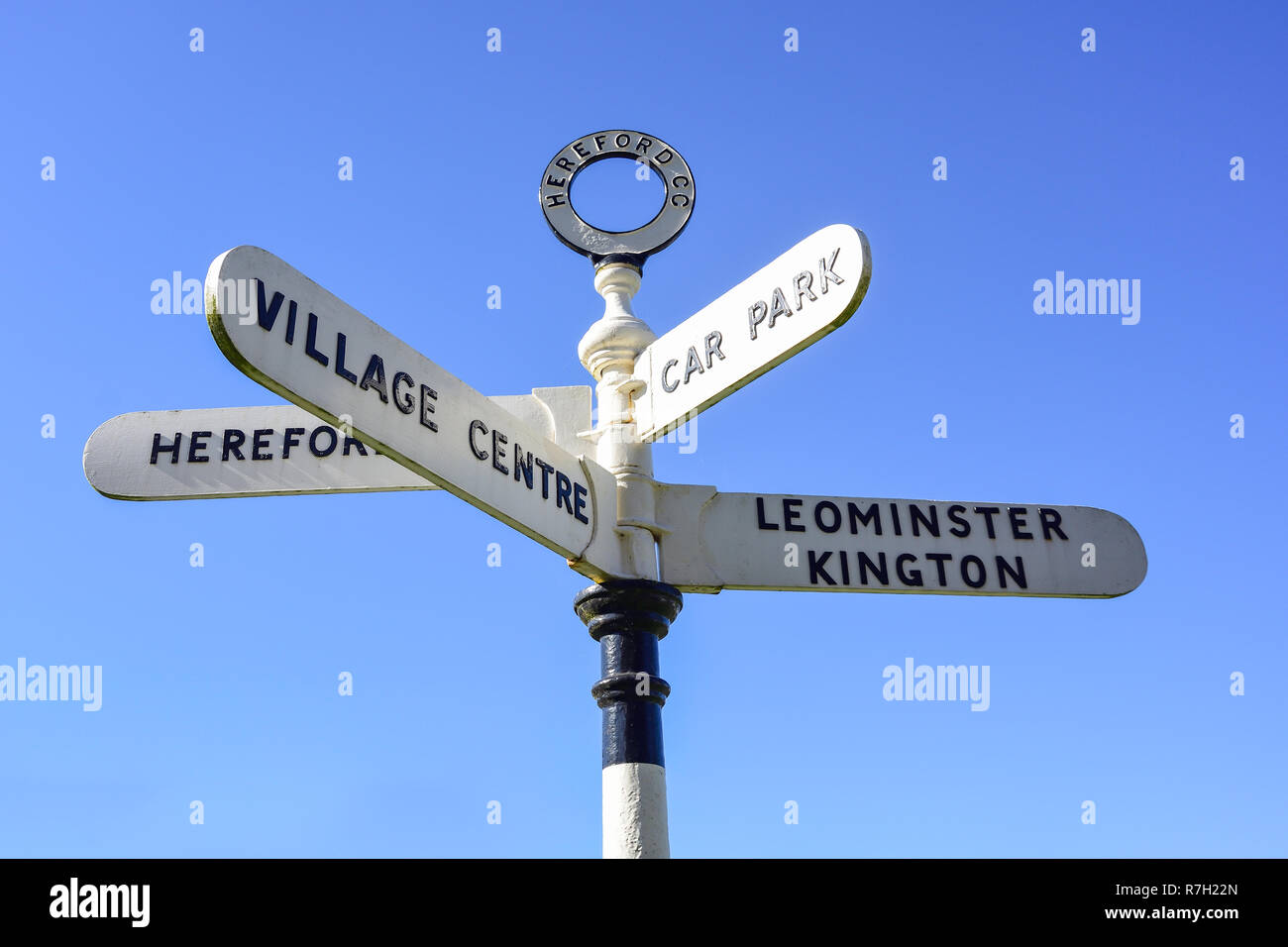 Distanza Fingerpost segno, meadow Street, Weobley, Herefordshire, England, Regno Unito Foto Stock