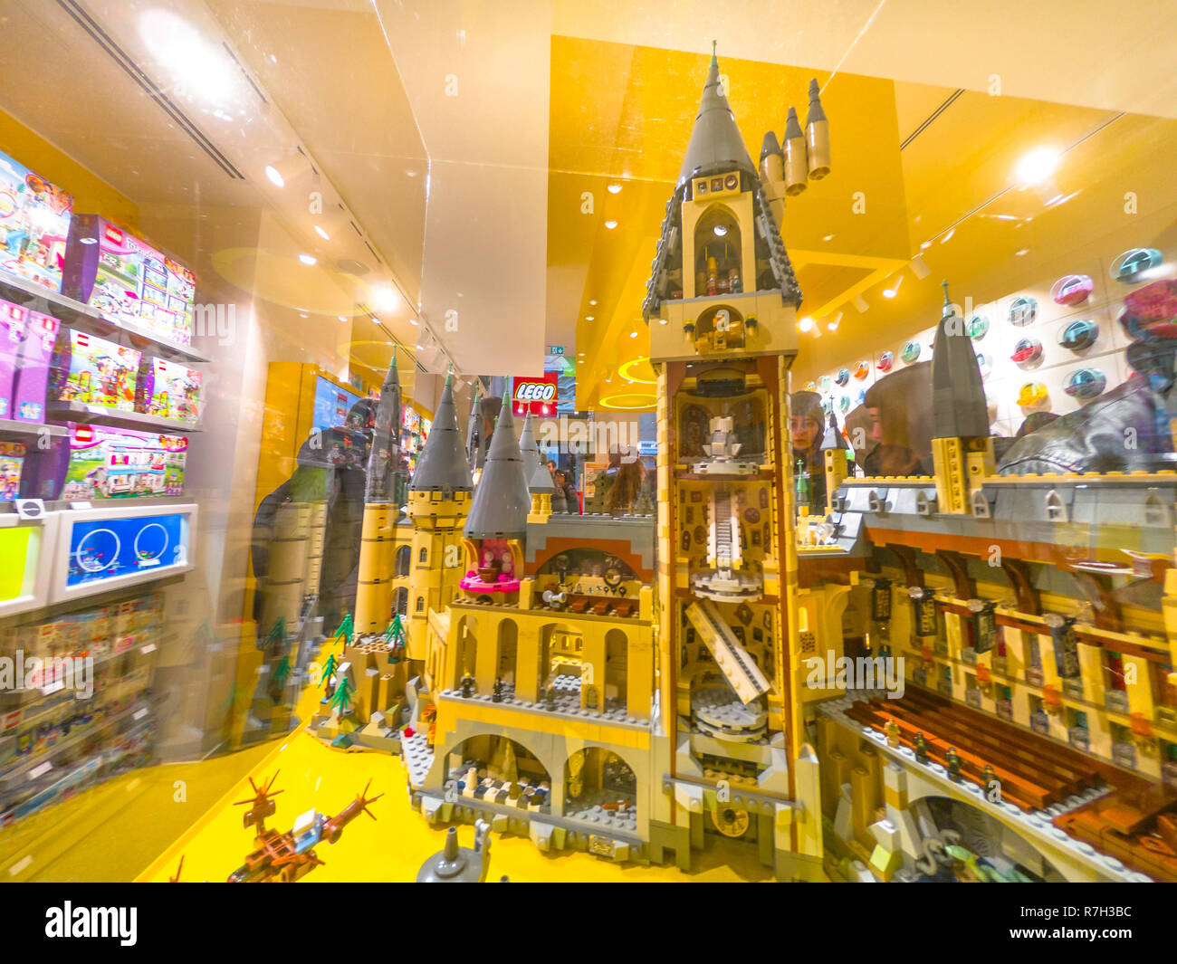 Bologna, Italia - 6 Dicembre 2018: interno del negozio di giocattoli di  Bologna di mattoncini Lego. Situato in Via Indipendenza. Harry Potter il  castello di Hogwarts vicino fino in blocchi di Lego