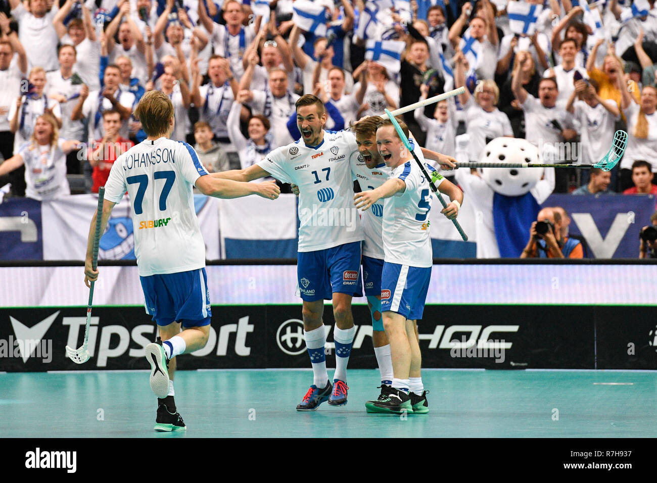 Praga, Repubblica Ceca. 09Dec, 2018. L-R i giocatori finlandesi Sami Johansson, Janne Lamminen, Nico Salo un Mikko Hautaniemi celebrare obiettivo nell'uomo mondo Floorball Championships match finale vs Finlandia Svezia, giocato a Praga, nella Repubblica Ceca il 9 dicembre 2018. Credito: Michal Kamaryt/CTK foto/Alamy Live News Foto Stock