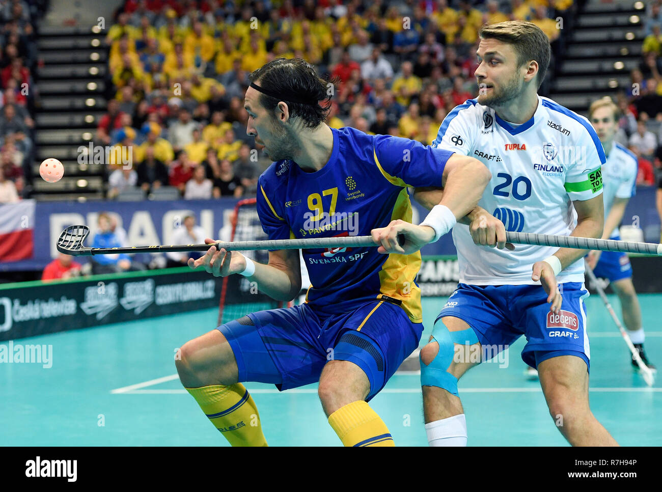 Praga, Repubblica Ceca. 09Dec, 2018. L-R Robin Nilsberth (SWE) e Nico Salo (FIN) in azione durante il mondiale maschile campionati sul floorball partita finale Finlandia vs Svezia, giocato a Praga, nella Repubblica Ceca il 9 dicembre 2018. Credito: Ondrej Deml/CTK foto/Alamy Live News Foto Stock