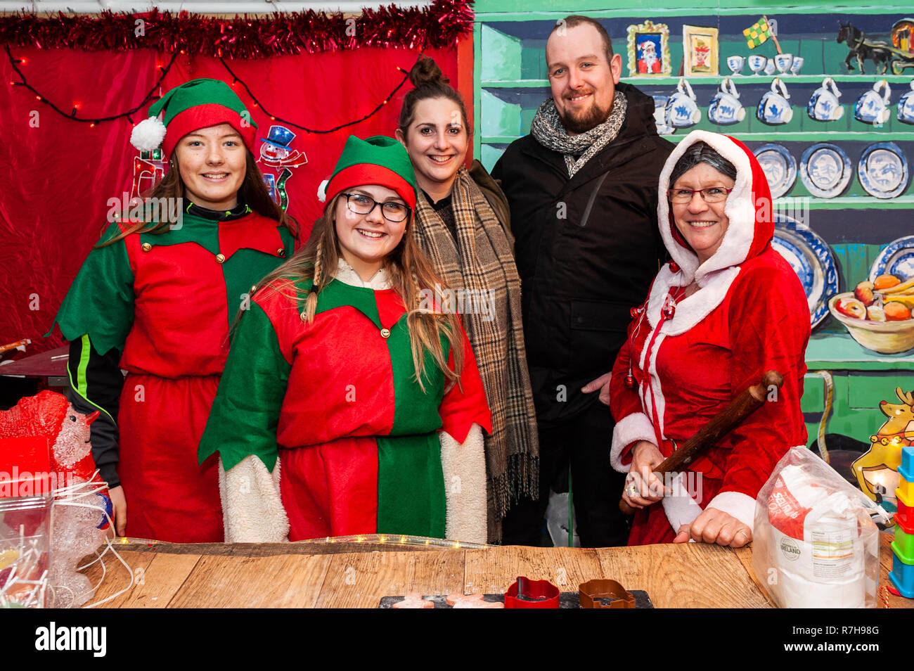 LEAP, West Cork, Irlanda. 9 Dic 2018. Santa sta comparendo a Leap Land fino a Natale. LEAP Land è un evento annuale organizzato da Ger del famoso Ger's Wild Atlantic Diner a Leap. Questa sera, la signora Claus ha aiutato Laura Roycroft e Maebh Barry con Mairead Finn e Michael Collins, entrambi di Cork. Credit: Notizie dal vivo di AG/Alamy. Foto Stock