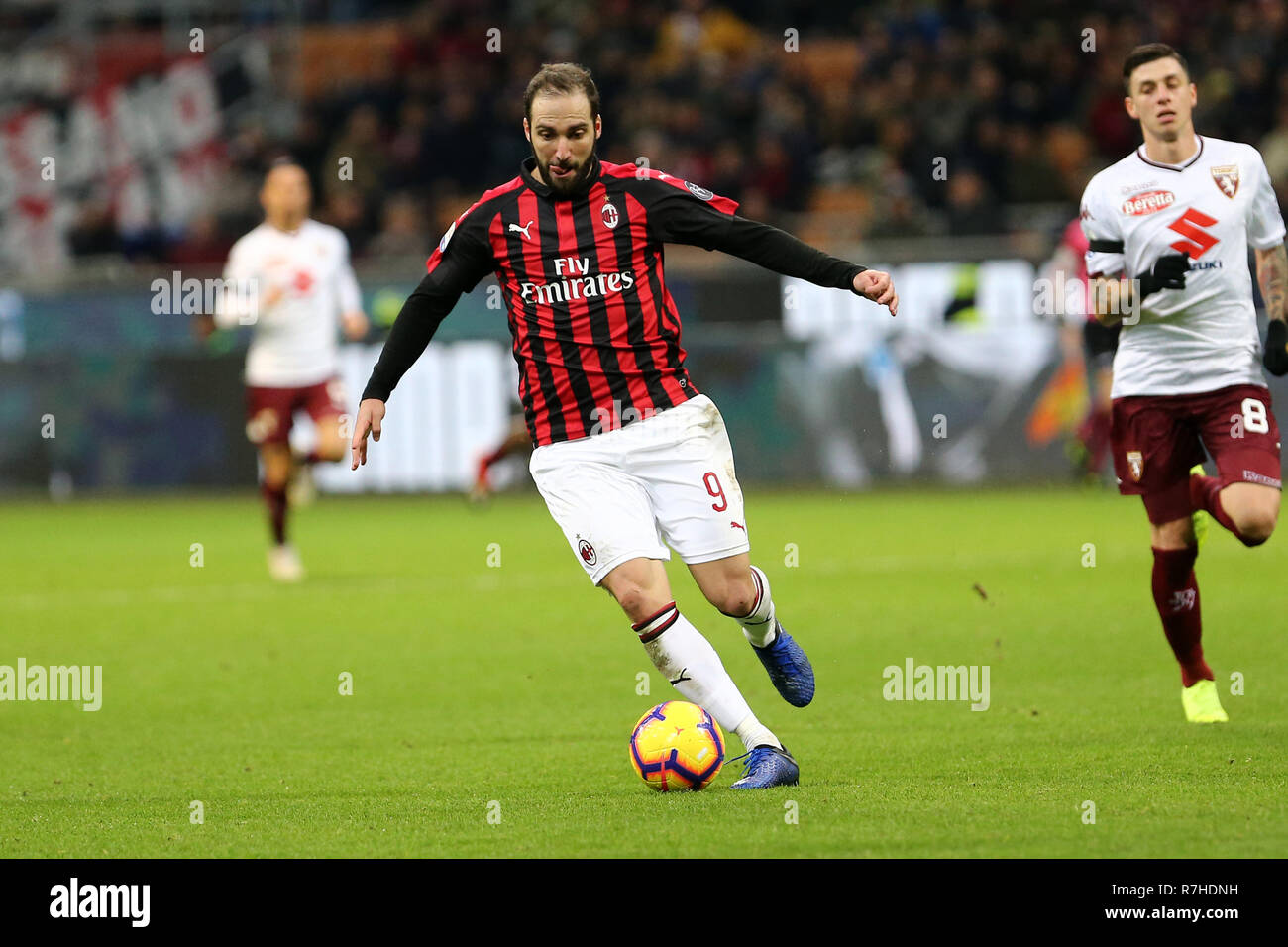 Milano, Italia. 9 dicembre, 2018. Gonzalo Higuain del Milan in azione durante la serie di una partita di calcio tra AC Milano e Torino FC. Credito: Marco Canoniero/Alamy Live News Foto Stock