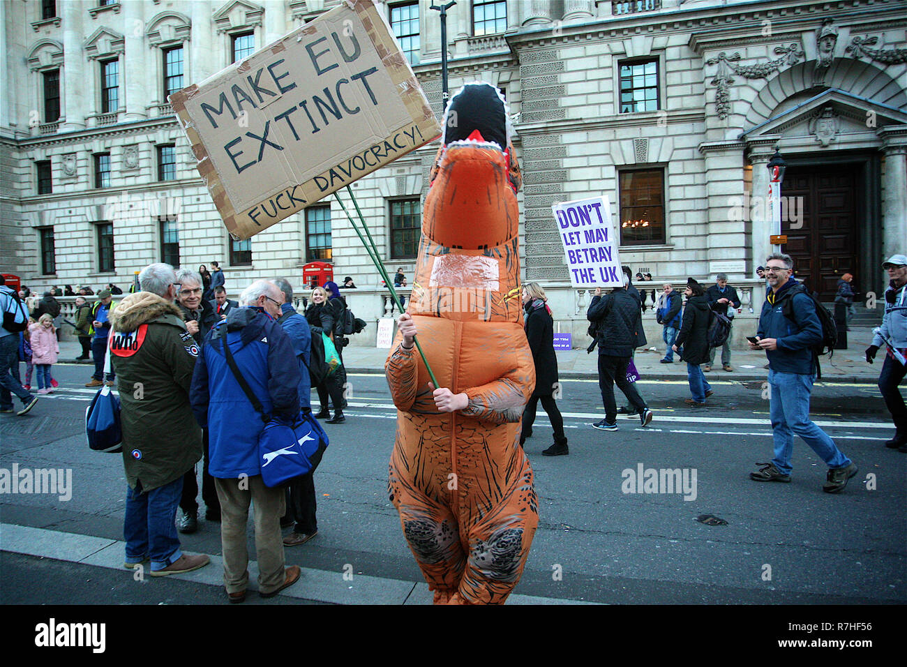 Londra, Regno Unito. 09Dec, 2018. Gerard Batten e Tommy Robinson si uniscono sul Brexit tradito Rally organizzato da UKIP a Londra Credito: Rupert Rivett/Alamy Live News Foto Stock