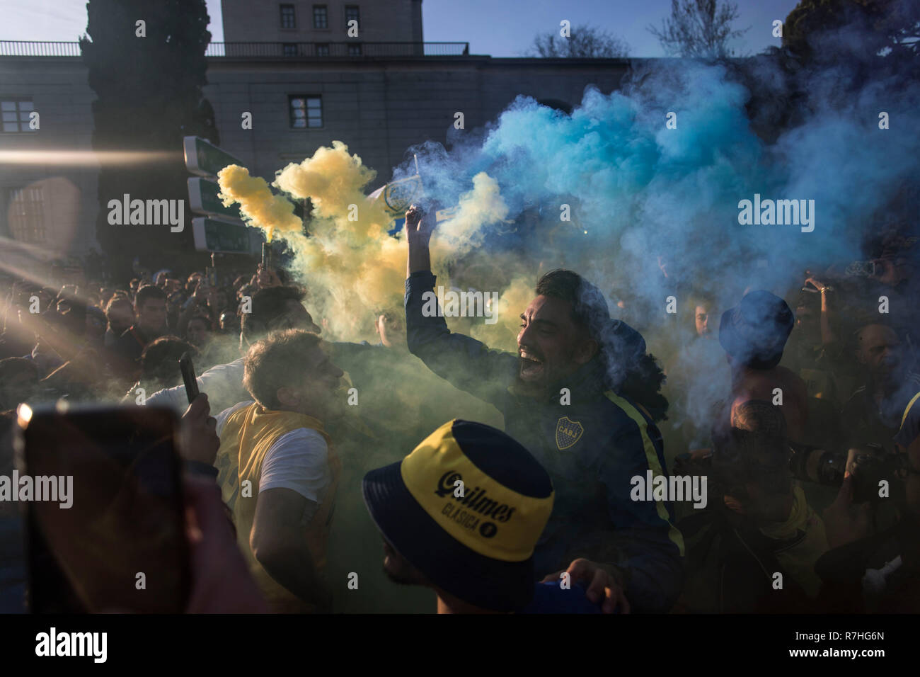 Boca Juniors sostenitori visto attraverso blu fumo flare mentre celebrava la finale della Coppa Libertadores tra River Plate e Boca Juniors che ha avuto luogo a Santiago Bernarbeu stadium in Madrid. (Punteggio finale: River Plate 3 - 1 Boca Juniors) Foto Stock