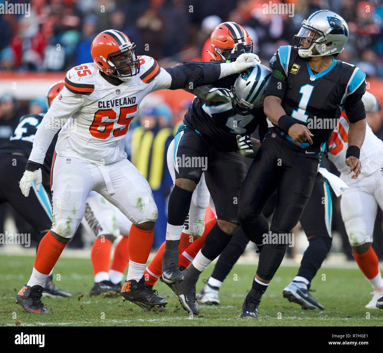 Cleveland, Ohio, USA. Il 9 dicembre, 2018. Cleveland Browns tackle difensivo Larry Ogunjobi (65) spingere Carolina Panthers offensivo affrontare Chris Clark (74) in quarterback Cam Newton (1) all'NFL partita di calcio tra la Carolina Panthers e i Cleveland Browns al primo stadio di energia in Cleveland, Ohio. JP Waldron/Cal Sport Media/Alamy Live News Foto Stock