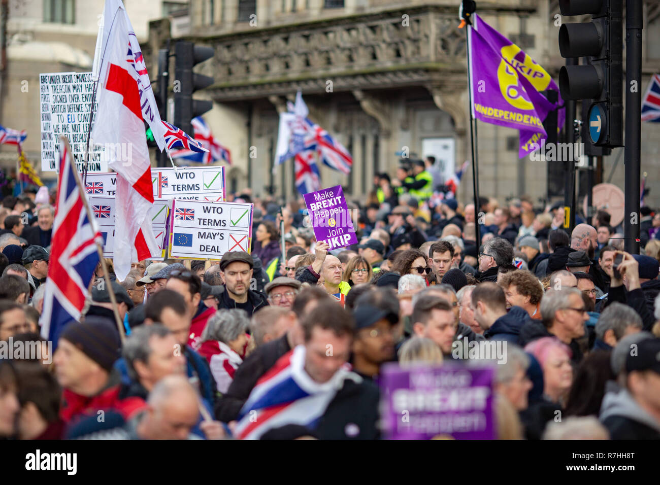 Londra, Regno Unito. Il 9 dicembre, 2017. Un dimostratore può contenere fino a 'Make Brexit accadere, join' UKIP firmare al pro-Brexit marzo.3.000 Pro-Brexit manifestanti e 15.000 Anti-Facist contro i dimostranti sono scesi per le strade di Londra di esprimere la loro posizione in merito alla trattativa in anticipo della chiave Brexit votazione in Parlamento questo martedì. Credito: Ryan Ashcroft/SOPA Immagini/ZUMA filo/Alamy Live News Foto Stock