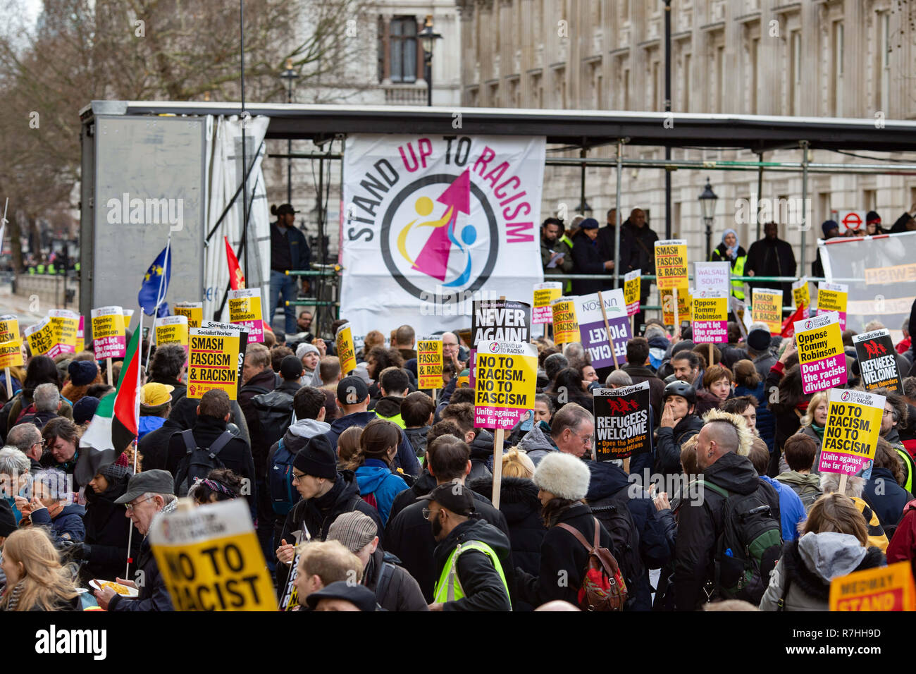 Londra, Regno Unito. Il 9 dicembre, 2017. Il 'stand fino al razzismo' palco allestito per la dimostrazione Anti-Facist. 3.000 Pro-Brexit manifestanti e 15.000 Anti-Facist contro i dimostranti sono scesi per le strade di Londra di esprimere la loro posizione in merito alla trattativa in anticipo della chiave Brexit votazione in Parlamento questo martedì. Credito: Ryan Ashcroft/SOPA Immagini/ZUMA filo/Alamy Live News Foto Stock