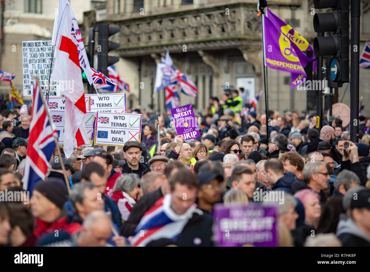 Un dimostratore può contenere fino a 'Make Brexit accadere, join' UKIP firmare al pro-Brexit marzo. 3.000 Pro-Brexit manifestanti e 15.000 Anti-Facist contro i dimostranti sono scesi per le strade di Londra di esprimere la loro posizione in merito alla trattativa in anticipo della chiave Brexit votazione in Parlamento questo martedì. Foto Stock