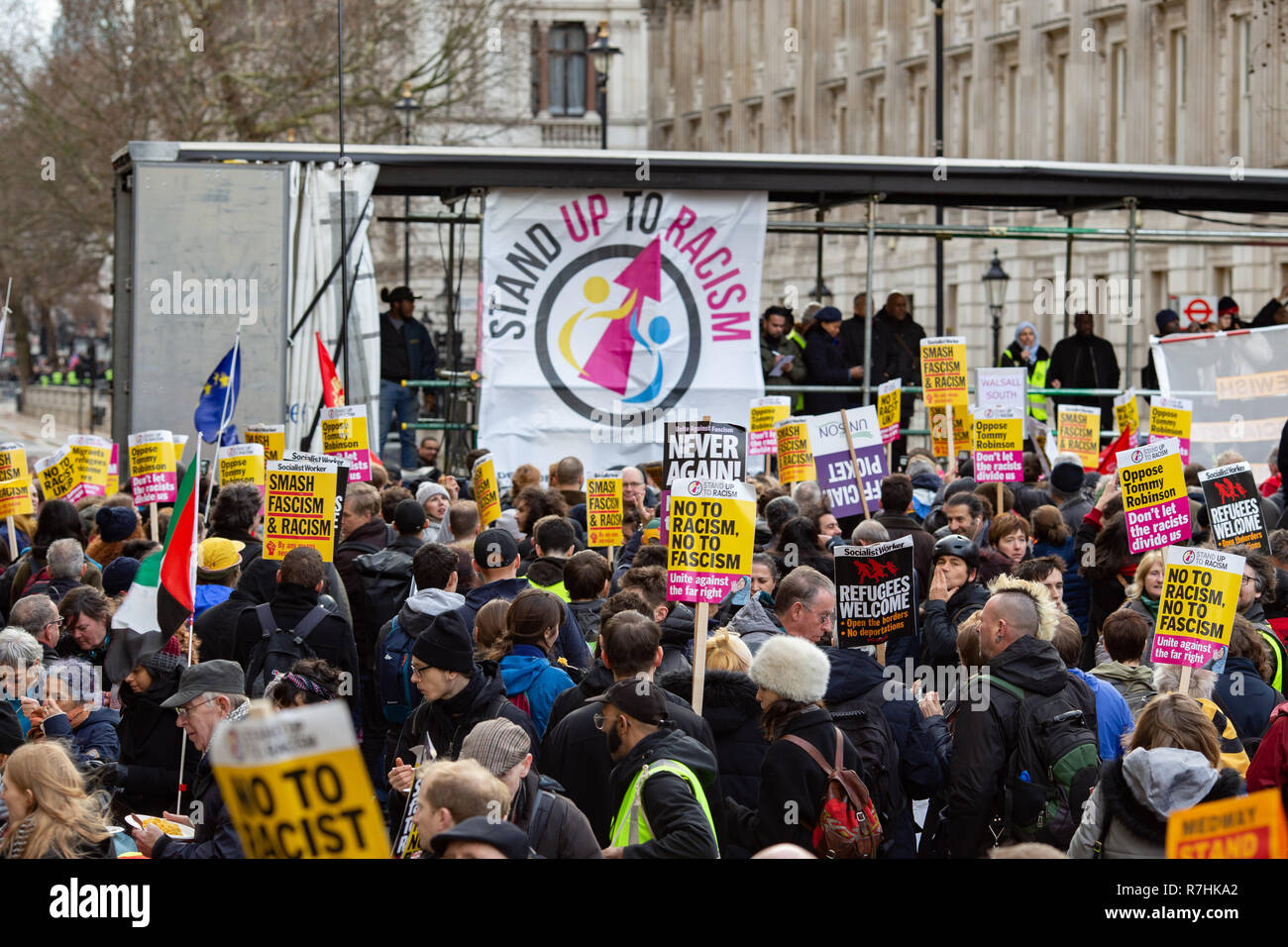 Il 'stand fino al razzismo' palco allestito per la dimostrazione Anti-Facist. 3.000 Pro-Brexit manifestanti e 15.000 Anti-Facist contro i dimostranti sono scesi per le strade di Londra di esprimere la loro posizione in merito alla trattativa in anticipo della chiave Brexit votazione in Parlamento questo martedì. Foto Stock
