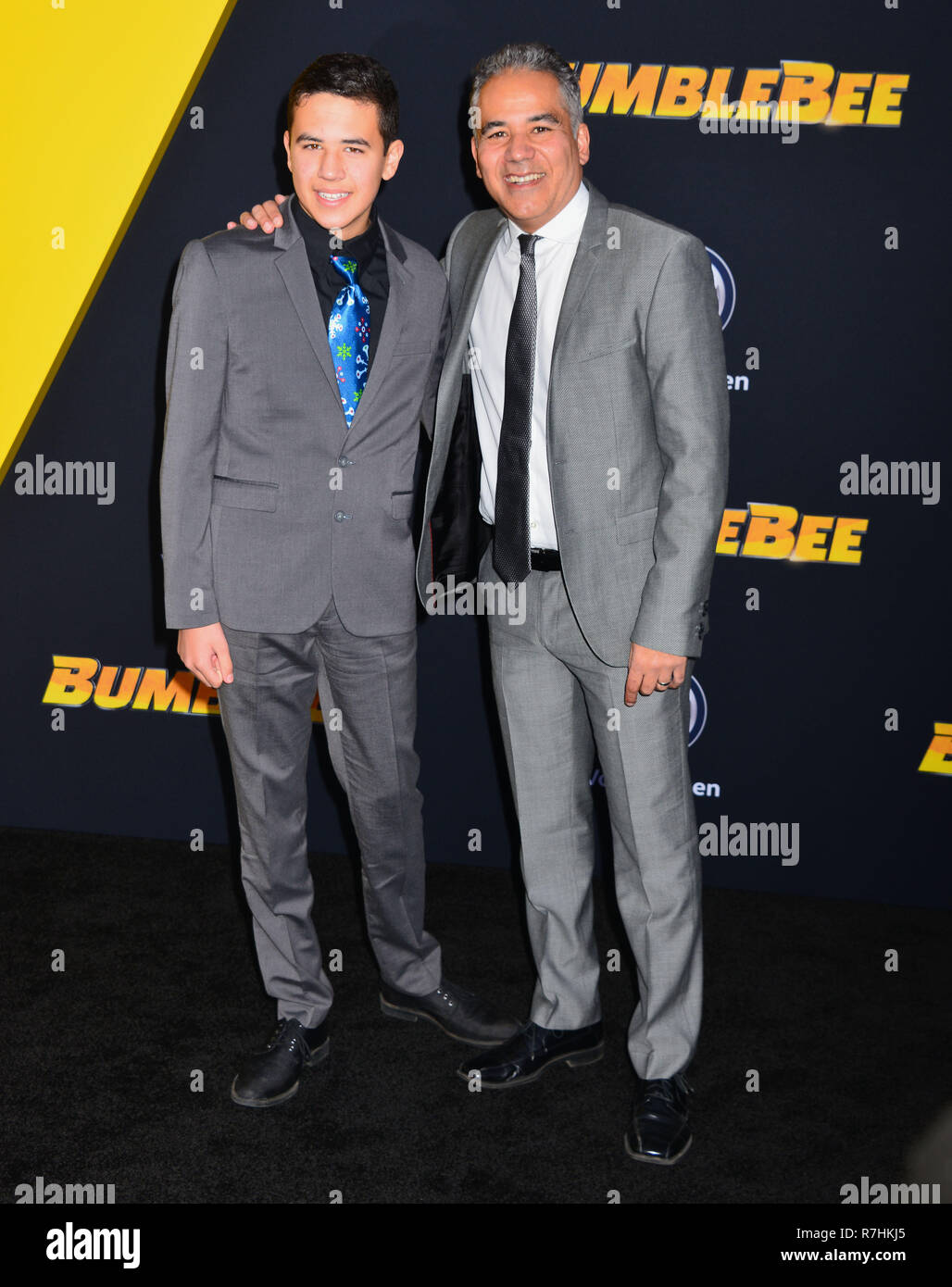 Los Angeles, Stati Uniti d'America. 09Dec, 2018. John Ortiz e figlio arriva alla premiere di Paramount Pictures' 'Bumblebee' a TCL teatro cinese il 9 dicembre 2018 in Hollywood, la California. Credito: Tsuni/USA/Alamy Live News Foto Stock