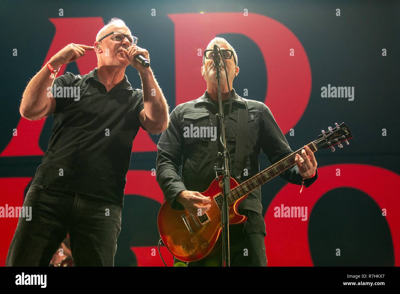 Inglewood, California, Stati Uniti d'America. L'8 dicembre, 2018. GREG GRAFFIN e Mike DIMKICH di Bad Religion durante il KROQ Absolut quasi acustico Concerto di Natale presso il Forum di Inglewood, California Credit: Daniel DeSlover/ZUMA filo/Alamy Live News Foto Stock