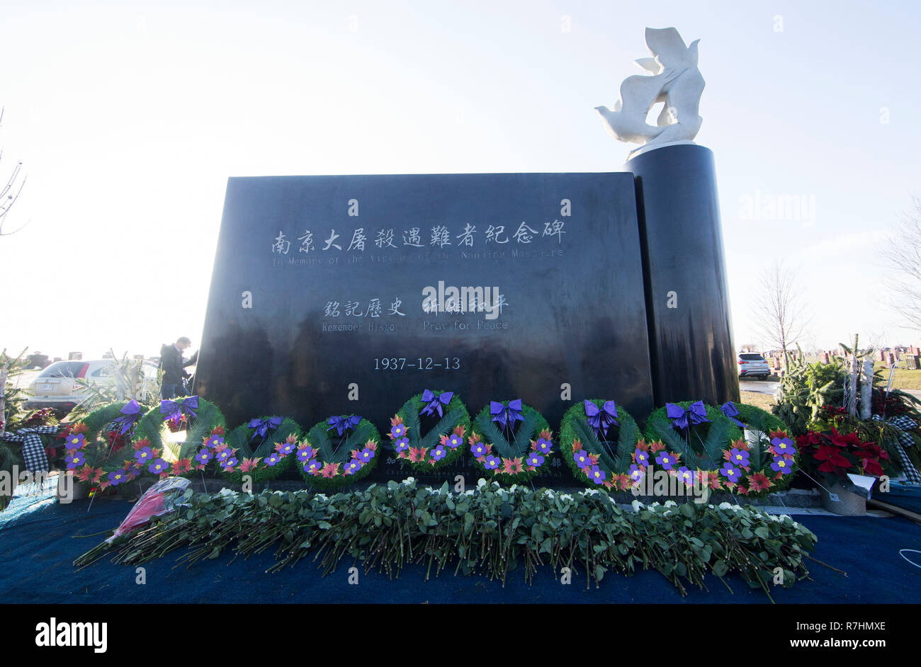 Toronto, Canada. Il 9 dicembre, 2018. Il massacro di Nanjing Monumento alle vittime è visto a Elgin Mills cimitero in Richmond Hill, Ontario, Canada, Dicembre 9, 2018. Allo scopo di ricordare la storia della Seconda Guerra Mondiale e di mantenere una pace duratura nel mondo e amanti della pace ha lanciato ufficialmente il massacro di Nanjing Monumento alle vittime in Ontario, Canada di domenica. Credito: Zou Zheng/Xinhua/Alamy Live News Foto Stock