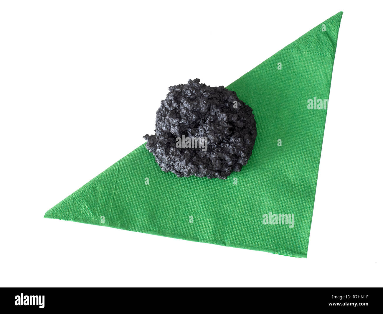 Bruciato, biscotto bruciato. Charcoaled per un nitido il guasto di cottura, con green salvietta, isolati su sfondo bianco. Foto Stock