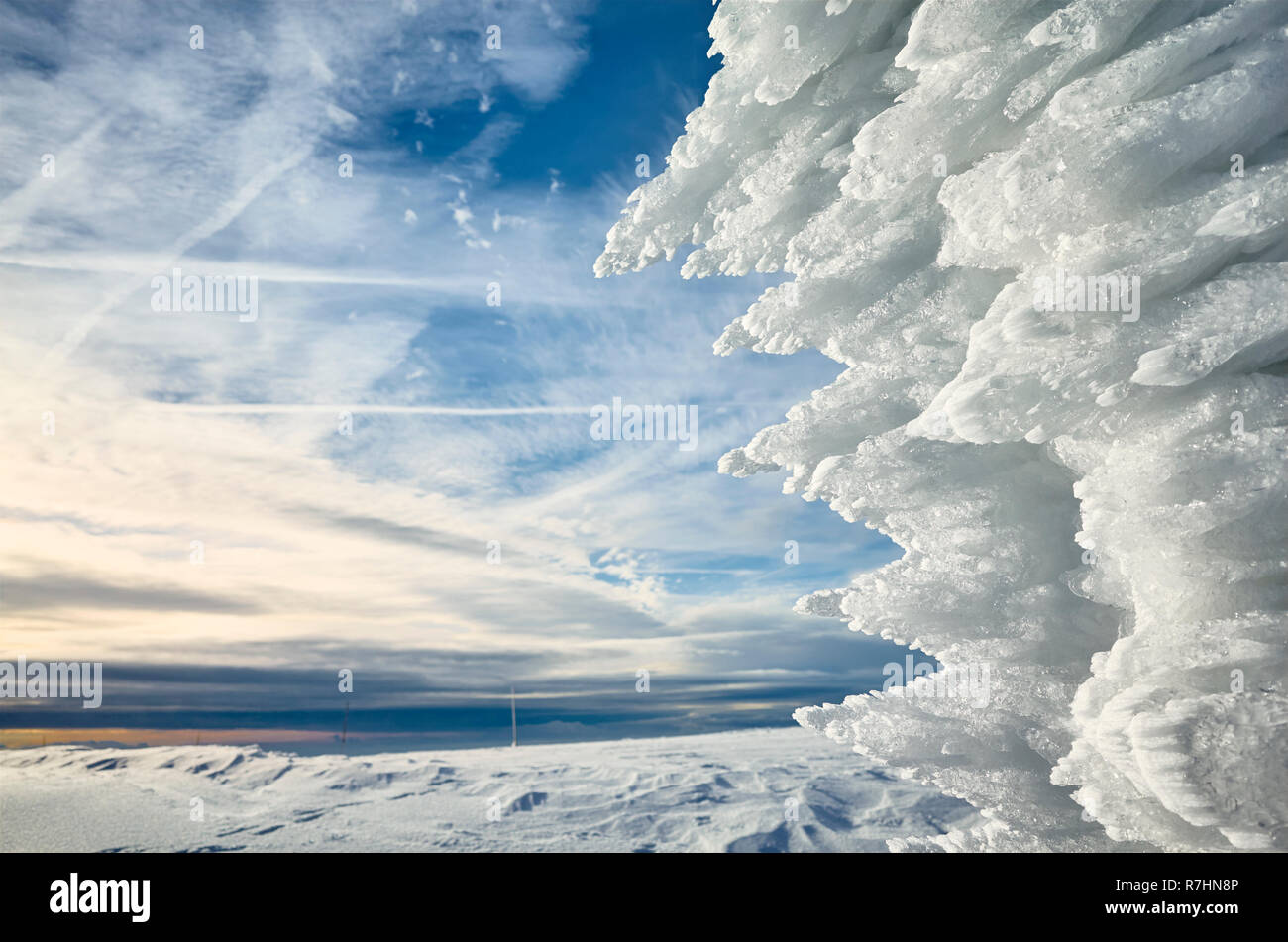 Il ghiaccio naturale nella formazione delle montagne al tramonto, abstract sfondo inverno, profondità di campo. Foto Stock