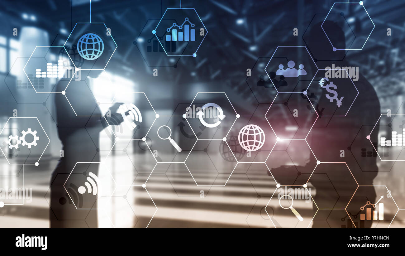 La doppia esposizione dei supporti misti. Gli schemi e le icone sulla schermata di ologramma. La gente di affari e moderna città sullo sfondo. Foto Stock