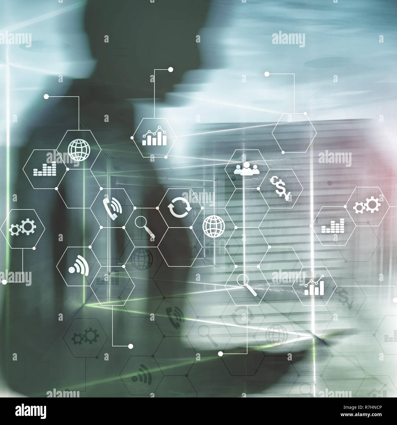 La doppia esposizione dei supporti misti. Gli schemi e le icone sulla schermata di ologramma. La gente di affari e moderna città sullo sfondo. Foto Stock