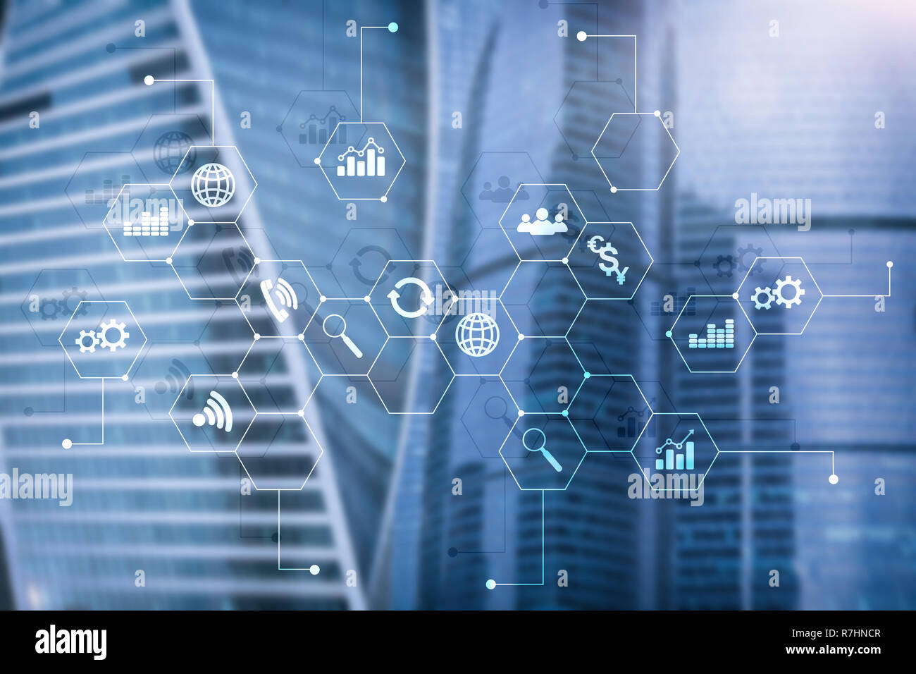 La doppia esposizione dei supporti misti. Gli schemi e le icone sulla schermata di ologramma. La gente di affari e moderna città sullo sfondo. Foto Stock
