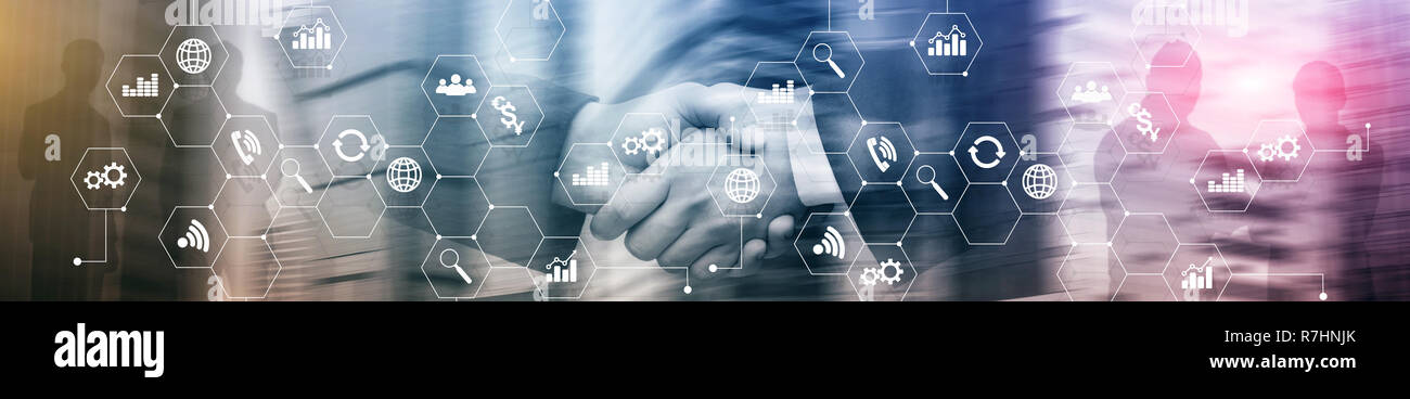 La doppia esposizione dei supporti misti. Gli schemi e le icone sulla schermata di ologramma. La gente di affari e moderna città sullo sfondo. Sito web banner di intestazione. Foto Stock