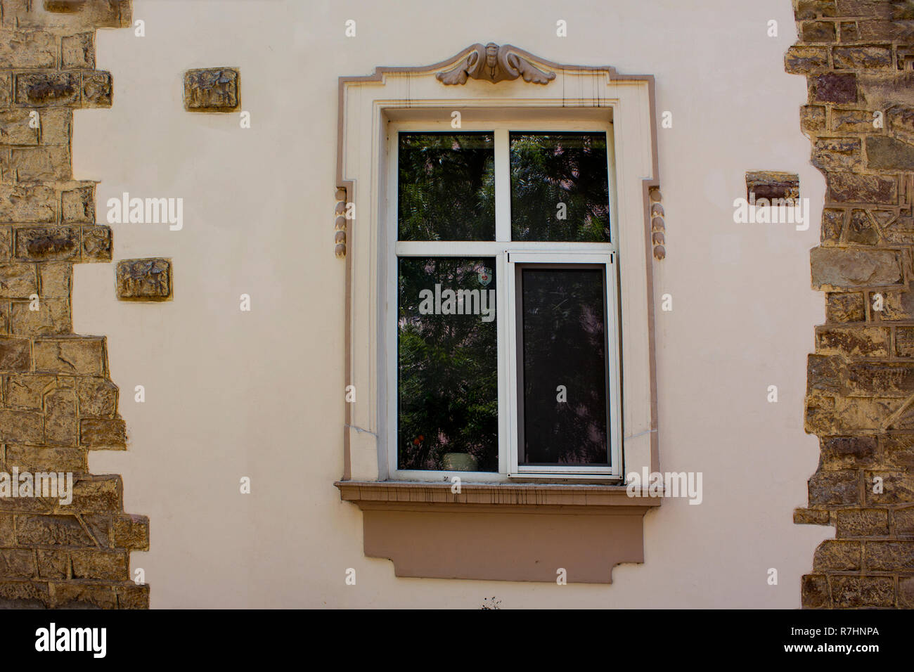 Muro Bianco con finestra e piastrelle pattern. Foto Stock