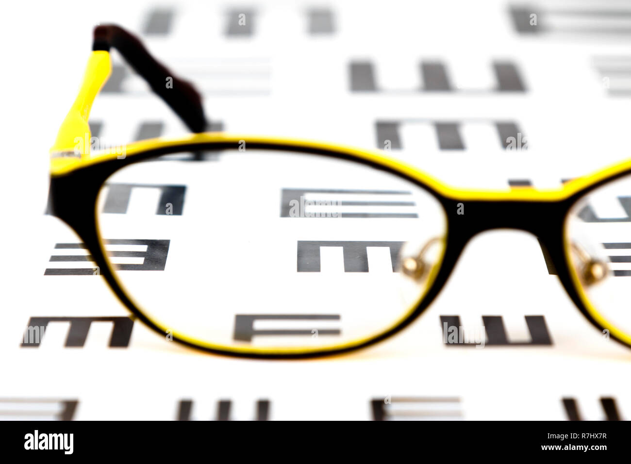 Occhiali Visione sulla tabella di dati di prova Foto Stock