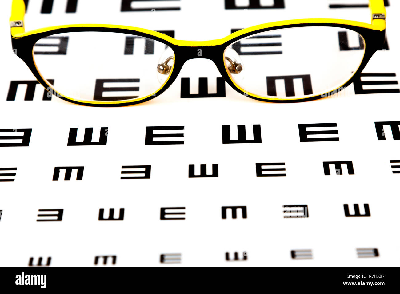 Occhiali Visione sulla tabella di dati di prova Foto Stock