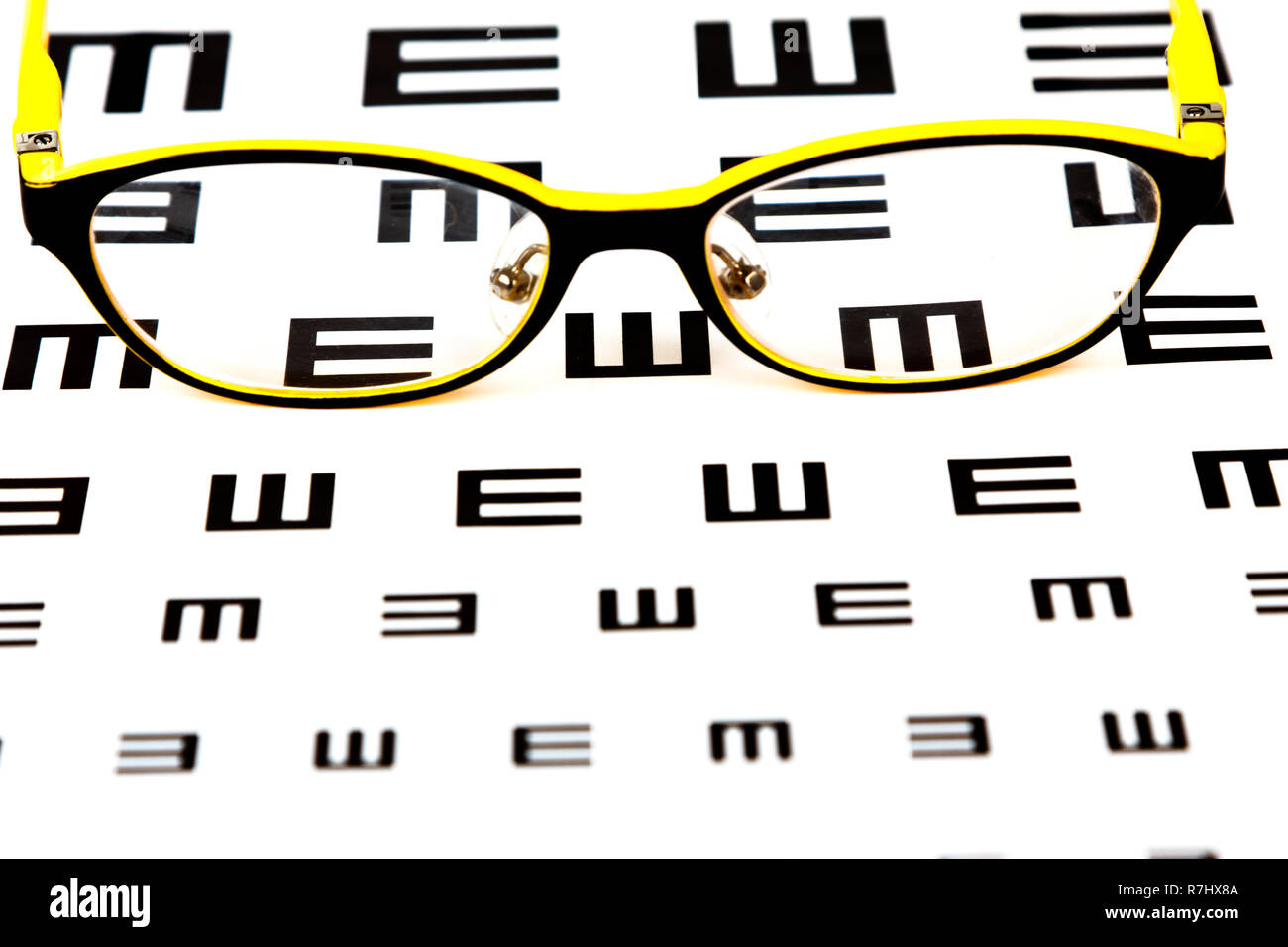 Occhiali Visione sulla tabella di dati di prova Foto Stock