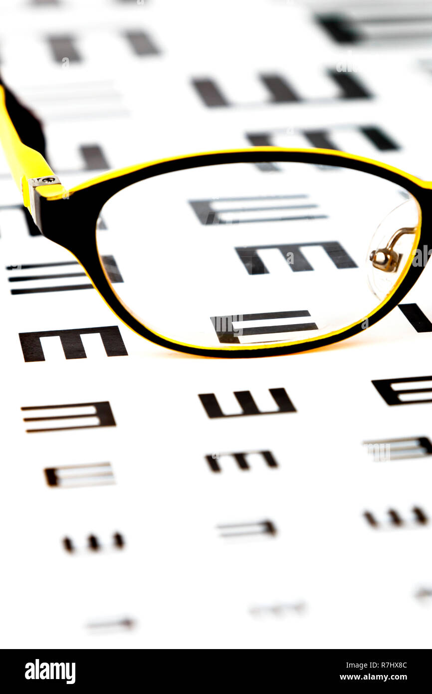 Occhiali Visione sulla tabella di dati di prova Foto Stock