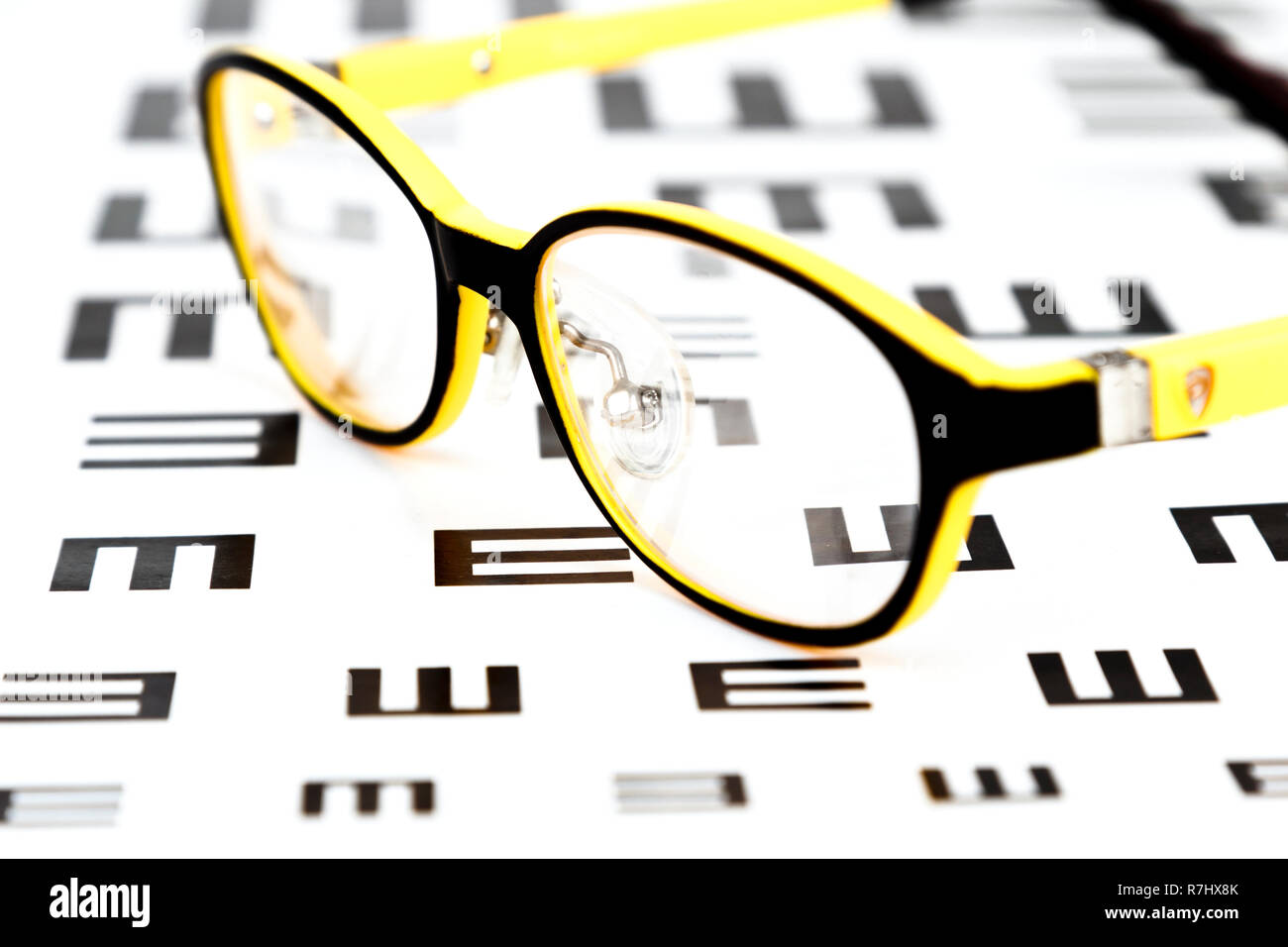 Occhiali Visione sulla tabella di dati di prova Foto Stock