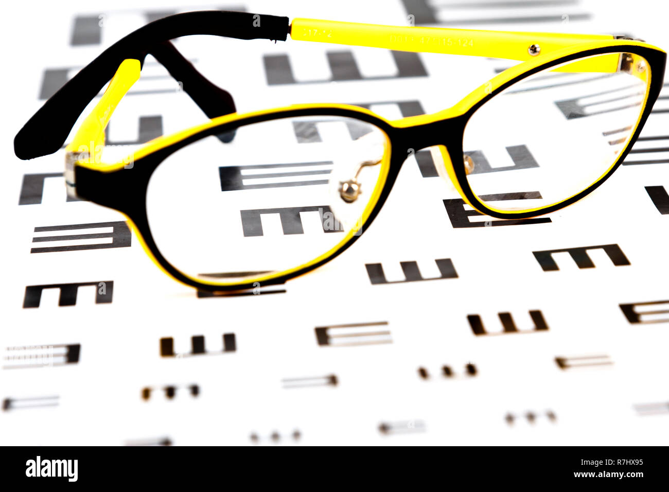 Occhiali Visione sulla tabella di dati di prova Foto Stock