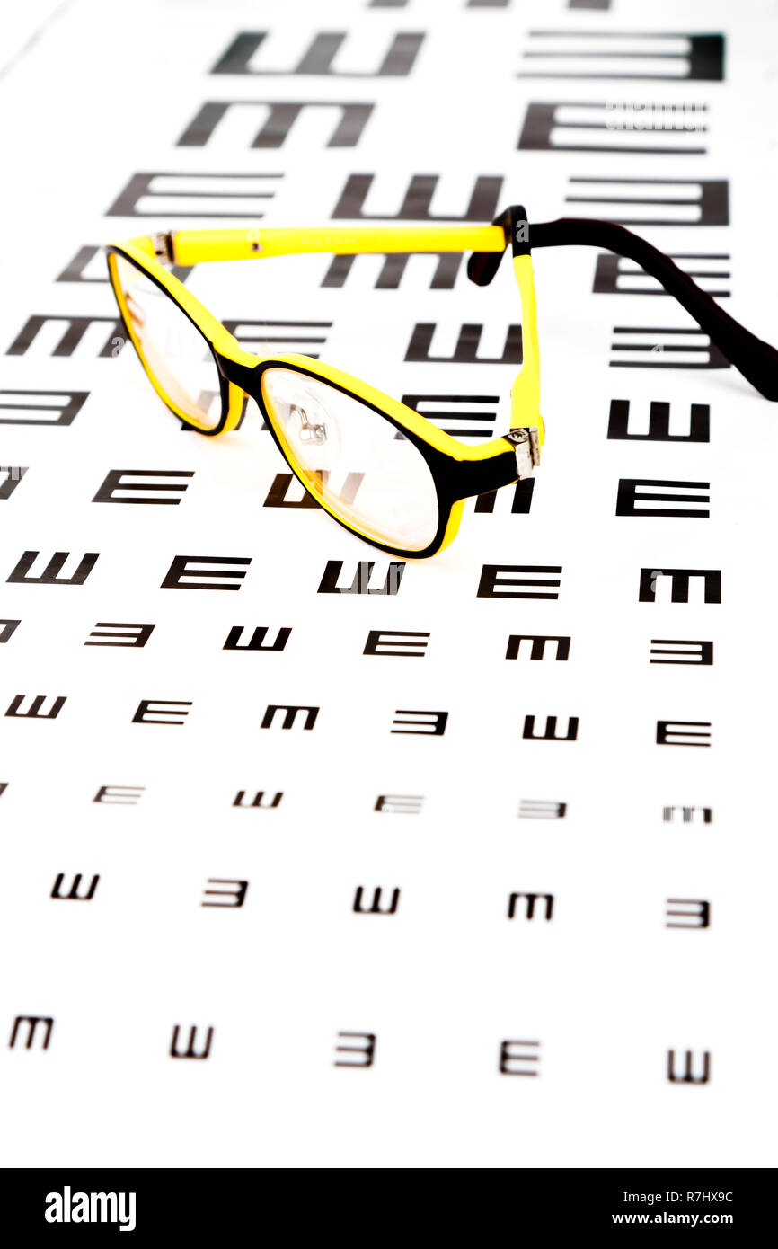 Occhiali Visione sulla tabella di dati di prova Foto Stock