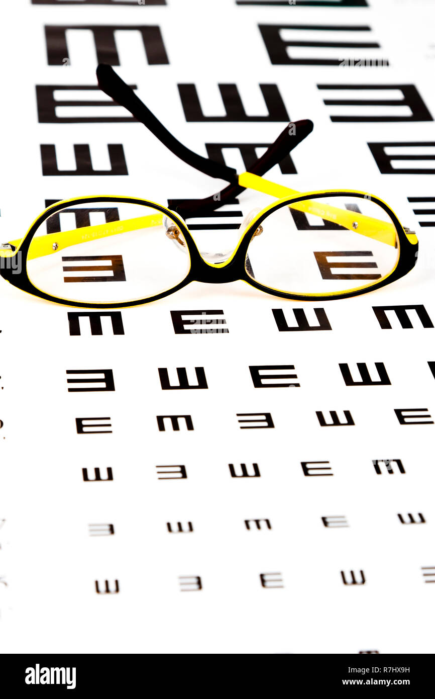 Occhiali Visione sulla tabella di dati di prova Foto Stock