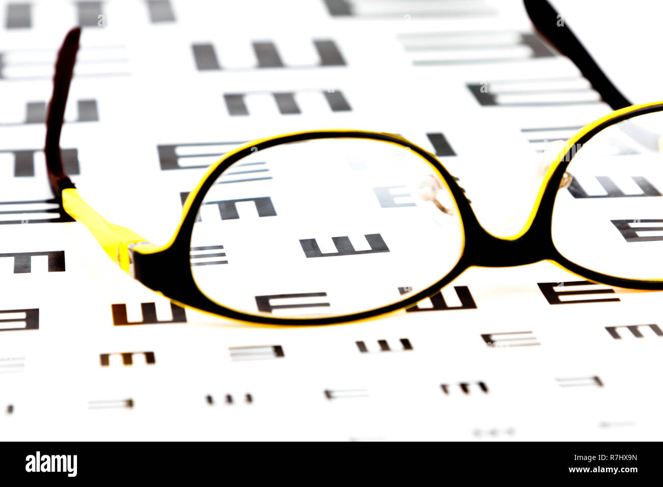 Occhiali Visione sulla tabella di dati di prova Foto Stock