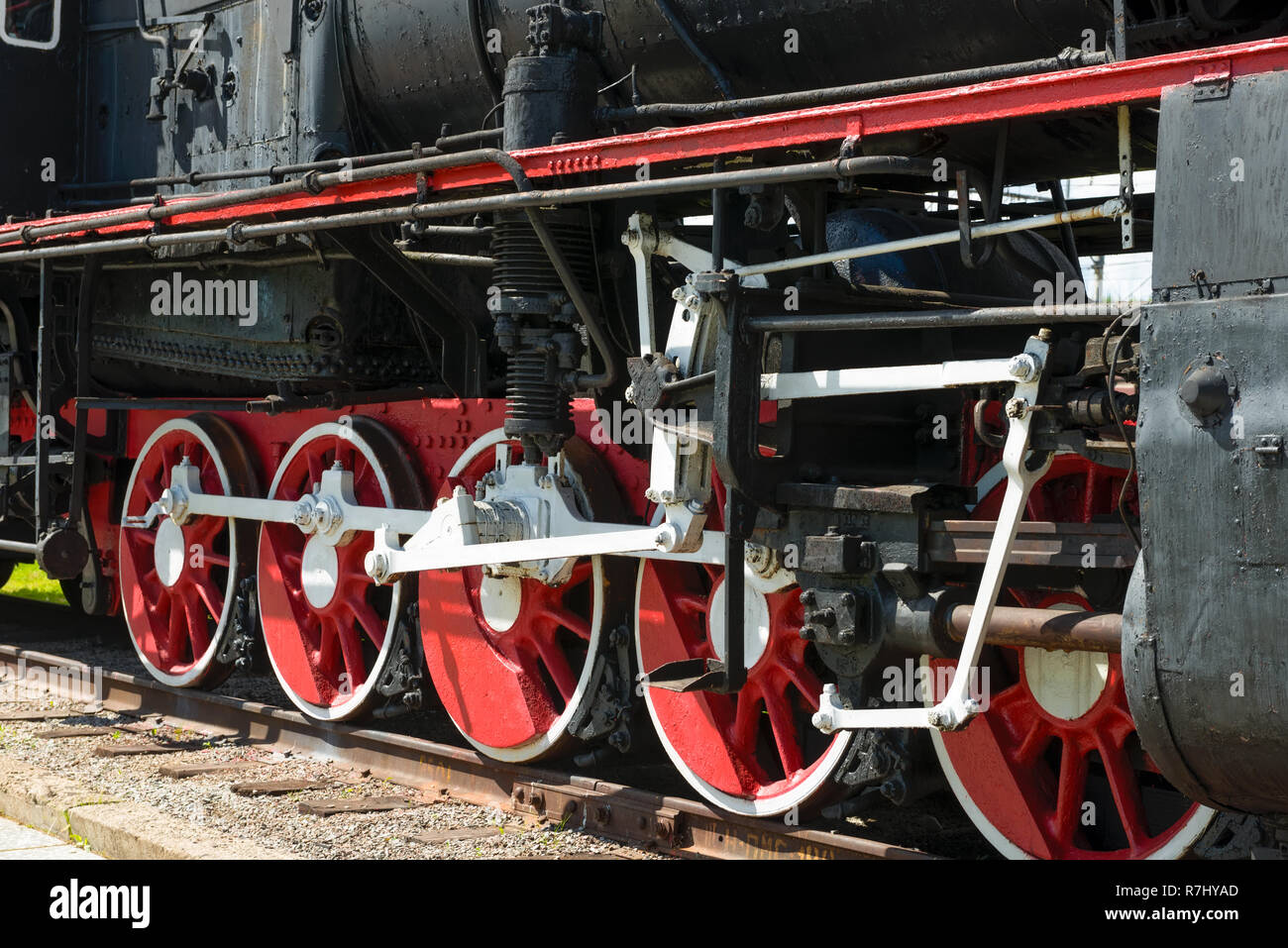 MEDVEZHYA GORA, Russia - 23 giugno 2018:Il Museo della ferrovia è installata in prossimità della stazione della città ed è un edificio restaurato del locomotore Er 791-70 e un appositamente eq Foto Stock