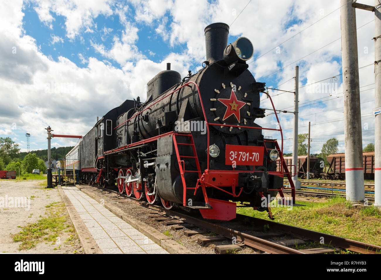 MEDVEZHYA GORA, Russia - 23 giugno 2018:Il Museo della ferrovia è installata in prossimità della stazione della città ed è un edificio restaurato del locomotore Er 791-70 e un appositamente eq Foto Stock