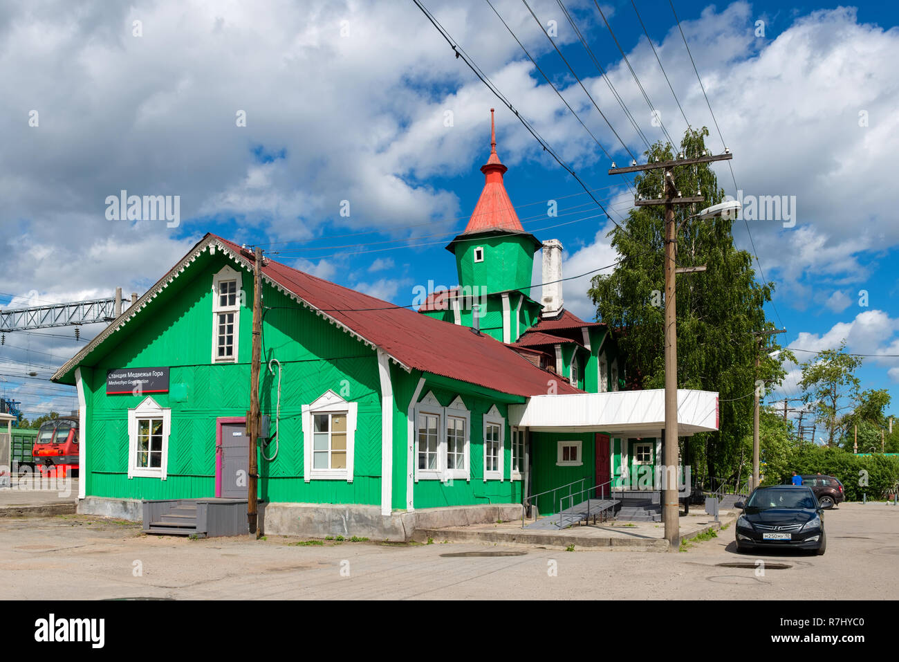 MEDVEZHYA GORA, Russia - 23 giugno 2018:alla vecchia stazione ferroviaria edificio di Medvezhyegorsk. L'edificio della stazione è stata costruita nel 1916, quando i primi treni b Foto Stock