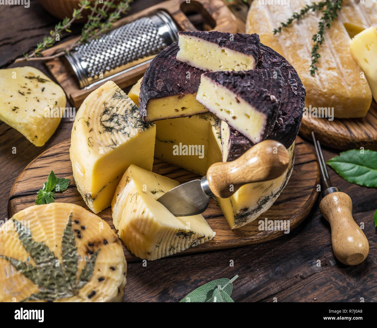 Formaggi fatti in casa sullo sfondo di legno. Sfondo di formaggio. Foto Stock