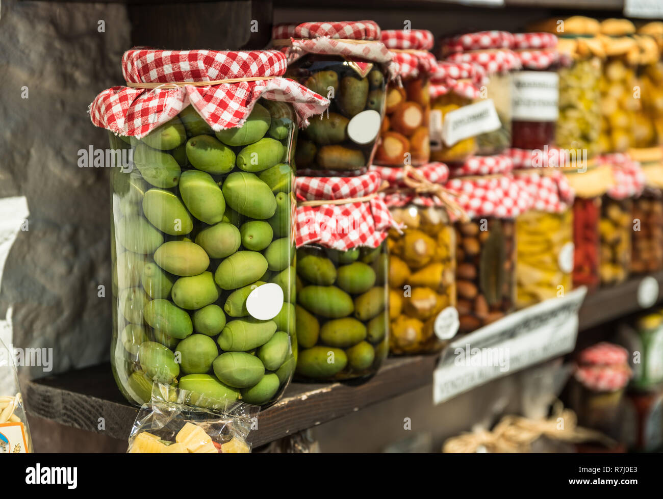 In casa oliva conserviera bacche. Tutto olive verdi in vetro può sui ripiani. Foto Stock